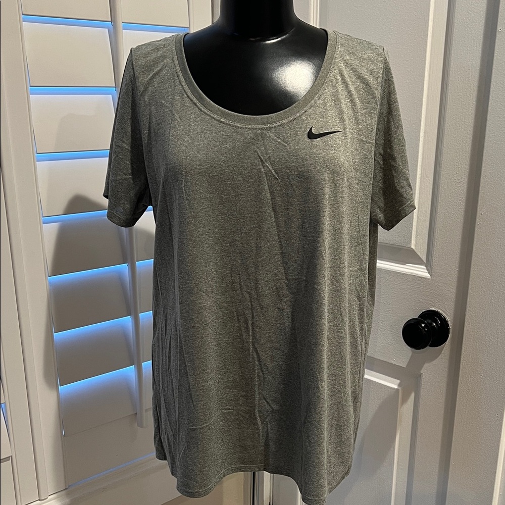 Nike Women's Heather Gray Scoop Neck Short Sleeve Tee